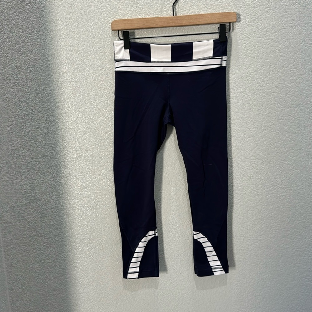 Lululemon navy and white cropped size 4